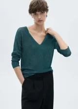 Jersey de punto fino color verde esmeralda con cuello pico y manga larga. Tejido con lurex.