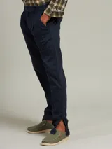 Pantalón de vestir color beige con pinzas, bolsillos laterales y traseros. El ruedo tiene un pequeño corte lateral.