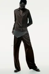 Camisa marrón de satén con viscosa, cuello solapa, manga larga con puños y cierre frontal con botones.