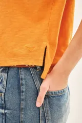 Remera color naranja de algodón peruano, con escote en V y mangas cortas.