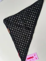 Pañuelo bandana triangular de crochet color negro.