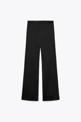 Pantalón largo de satén negro, de corte palazzo y tiro alto con cierre lateral oculto.