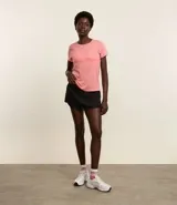 Remera deportiva color salmón con tecnología Dry, mangas cortas y frisos blancos en la espalda.