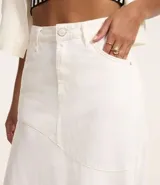 Pollera midi de jeans blanca, con trabillas en la cintura, cierre tradicional, bolsillos y ruedo asimétrico deshilachado.