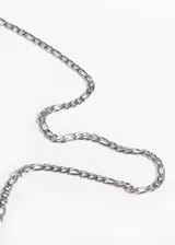 Cadena plateada de acero quirúrgico con eslabones tipo fígaro.