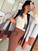 Pantalón de vestir marrón con cinturón de hebilla rectangular, corte ajustado y bolsillos laterales.