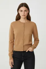 Cardigan de viscosa, de manga larga y corte ajustado al cuerpo, con cuello redondo y botones frontales. Presenta un patrón de rayas horizontales en tonos marrón, beige y negro.
