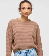 Sweater de punto color beige claro, con textura de rayas horizontales formadas por puntos calados. Presenta cuello redondo, mangas largas y puños y ruedo acanalados.