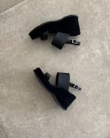 Sandalias de cuero vacuno color marrón, con plataforma y tiras cruzadas.