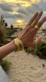 Anillo plateado con textura irregular y diseño rústico.