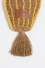 Bolso de mano tejido a crochet en color marrón con rayas horizontales amarillas, asa corta tejida a crochet color amarillo, cierre ajustable con cordones y borla colgante.