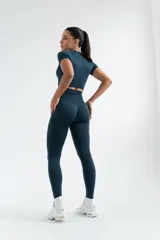 Calza larga de lycra color azul petróleo, tiro alto y corte ajustado.