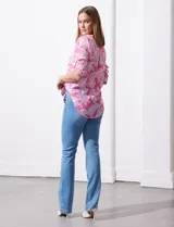 Blusa de gasa estampada color celeste con diseño paisley, marca Ruby Rd. Cuello a la base, escote en v y abertura con botones. Delantera con bolsillos. Largo de manga regulable con presilla y botón. Terminación de ruedo con nudo.