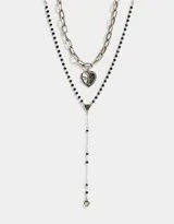 Set de dos collares plateados con dije de corazón y dije de strass.