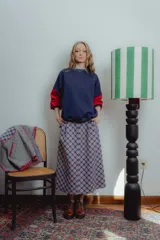 Falda midi de viyela con estampado de cuadros en tonos azul, rojo y marrón.