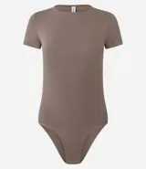 Body femenino de manga corta, color rojo vibrante, con cuello redondo y ajuste ceñido al cuerpo.