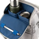 Bolso matero gris acolchado con correa ajustable y doble asa de mano. Tiene cierre doble, dos bolsillos externos con cierre, un bolsillo interno con cierre y dos bolsillos internos abiertos. El interior es de tela de algodón y poliéster y tiene compartimentos para notebook y matero.
