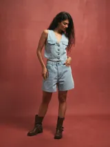 Short celeste de jean con bolsillos delanteros y traseros.