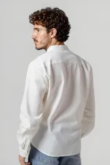 Camisa blanca de cuello mao y mangas 3/4 con botón para sujetar.