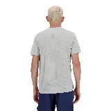 Camiseta deportiva gris de manga corta, con logo de New Balance en el pecho y tecnología NB ICEx de secado rápido.