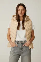 Chaleco acolchado color beige claro, con capucha y cierre frontal.
