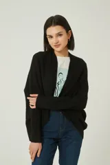 Saco negro de acrílico con corte entallado y mangas largas.