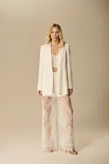 Calza larga de encaje color marfil, de tiro alto y corte ajustado.