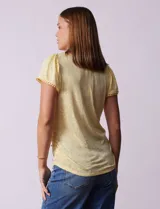 Remera tejida color amarillo, marca French Loundry. Manga corta con detalle de puntilla.