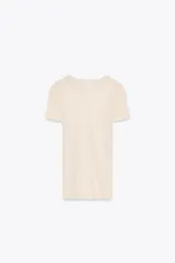 Camiseta de algodón color blanco, de corte slim fit, cuello redondo y manga corta.