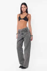 Pantalón denim rígido color gris con lavado degradé, tiro medio con doble cintura, bolsillos delanteros y traseros, cierre metálico y botones personalizados.