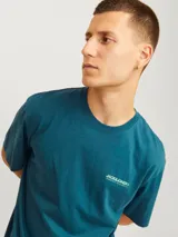 Camiseta de manga corta y cuello redondo, color verde profundo, con un fit amplio y diseño sencillo.