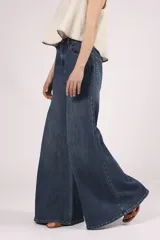 Pantalón de jean azul oscuro, de corte wide leg.