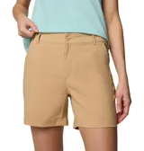 Short color arena de corte clásico, con bolsillos laterales, bolsillo trasero con cierre de velcro y trabilla multiuso. Confeccionado con tejido repelente al agua y a las manchas Omni-Shield™ y protección solar Omni-Shade Broad Spectrum UPF 50.