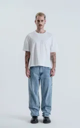 Pantalón de denim de cinco bolsillos, color azul claro con lavado ácido, de calce ancho (wide leg).