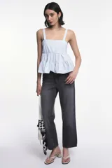 Top rosado con textura arrugada, breteles anchos y corte escalonado con volados.