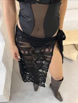 Pollera pareo larga de encaje negro con abertura lateral y lazo para atar en la cintura.