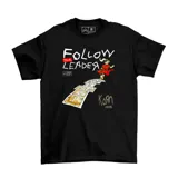 Remera negra de algodón con estampado del álbum "Follow The Leader" de la banda Korn. El diseño incluye una niña corriendo sobre cartas con números y el logo de la banda.