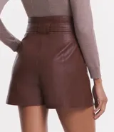 Short marrón de cuero sintético, tiro alto, corte clochard, con cinturón con hebilla metálica.