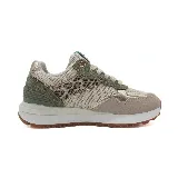 Zapatillas deportivas Osada en tonos beige y marrón, con detalles en cuero sintético y malla.