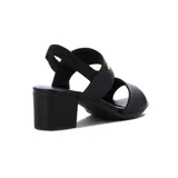 Sandalia de cuero sintético color negro, con dos tiras anchas sobre el empeine, hebilla lateral y taco cuadrado.