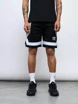 Short deportivo negro de mesh con recortes geométricos en blanco y gris. Logo de Umbro estampado en la pierna izquierda.