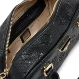 Cartera Guess modelo Cresidia, tipo bowling, color negro con textura grabada con el logo de la marca. Tiene doble asa corta, correa larga ajustable y removible, cierre superior con doble cremallera y dije colgante con el logo de Guess.