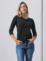 Cardigan tejido en hilado fino color rosa, marca Cable & Gauge. Abertura central con botones y mangas tres cuartos.