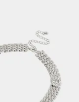 Collar corto dorado con cadena de eslabones de metal de tira ancha y cierre de mosquetón.