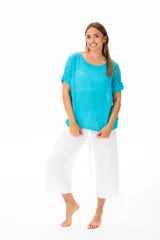 Blusa celeste de algodón con escote redondo y mangas cortas con dobladillo.