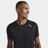 Remera deportiva 2XU Aero Tee de manga corta, color negro, con cuello redondo y paneles de malla transpirable en la espalda. Presenta logotipos reflectantes de la marca en el pecho y mangas.