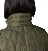 Chaleco verde oliva con relleno térmico y tecnología Omni-Heat reflectante. Tiene cierre frontal con cremallera, cuello alto forrado en polar y bolsillos laterales con cierre.