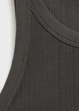 Musculosa blanca de algodón con textura acanalada, cuello redondo y corte ajustado.