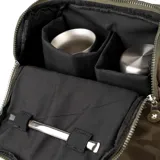 Bolso matero verde con estampado de camuflaje. Tiene doble asa de mano, correa bandolera regulable y múltiples bolsillos con cierre.