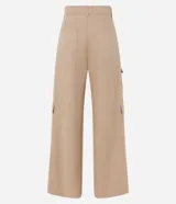 Pantalón cargo de sarga color beige, corte sastrero, con cintura alta, trabillas, cierre con botón y cremallera, y bolsillos laterales tipo cargo.